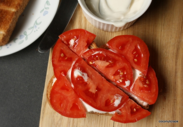 Tomato on vegan mayo